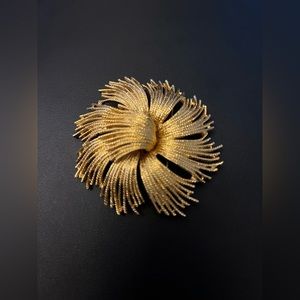 NWOT Vintage Gold Tone Monet Cordelia Flower Brooch Pin